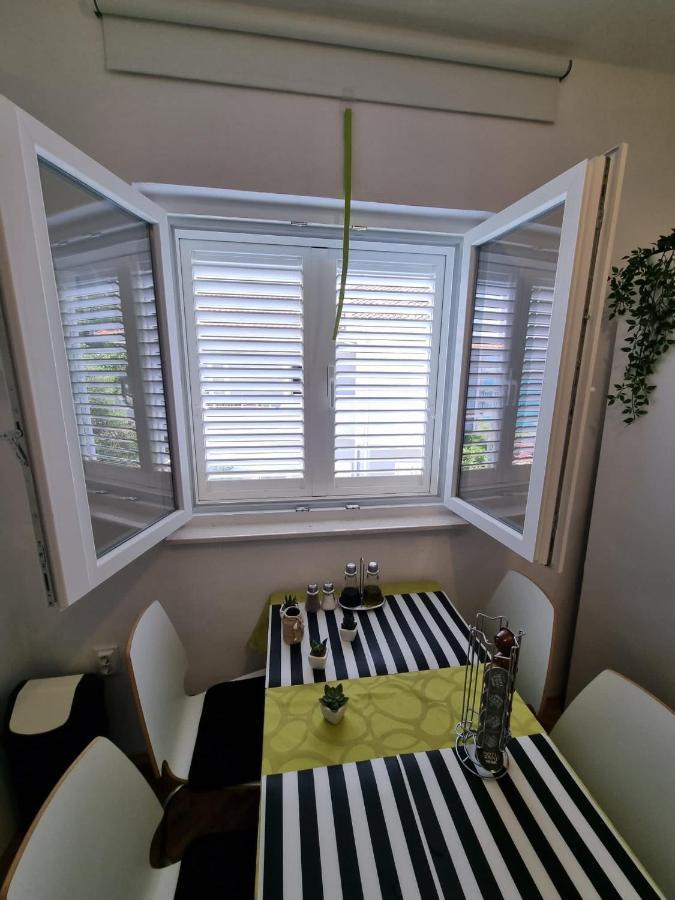 Apartment Mastrinka By The Sea -10M Трогир Екстериор снимка